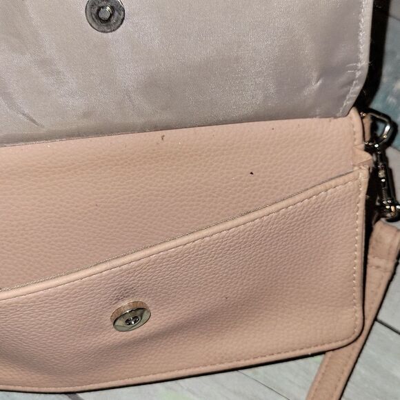 Reaction Kenneth Cole Small Cross Body Purse - Picture 5 of 7